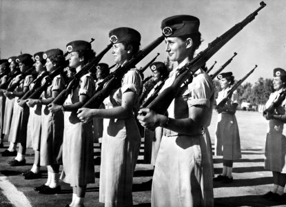 Afdeling Israelische vrouwelijke soldaten in het gelid opgesteld en met het gewe, Bestanddeelnr 255-4944