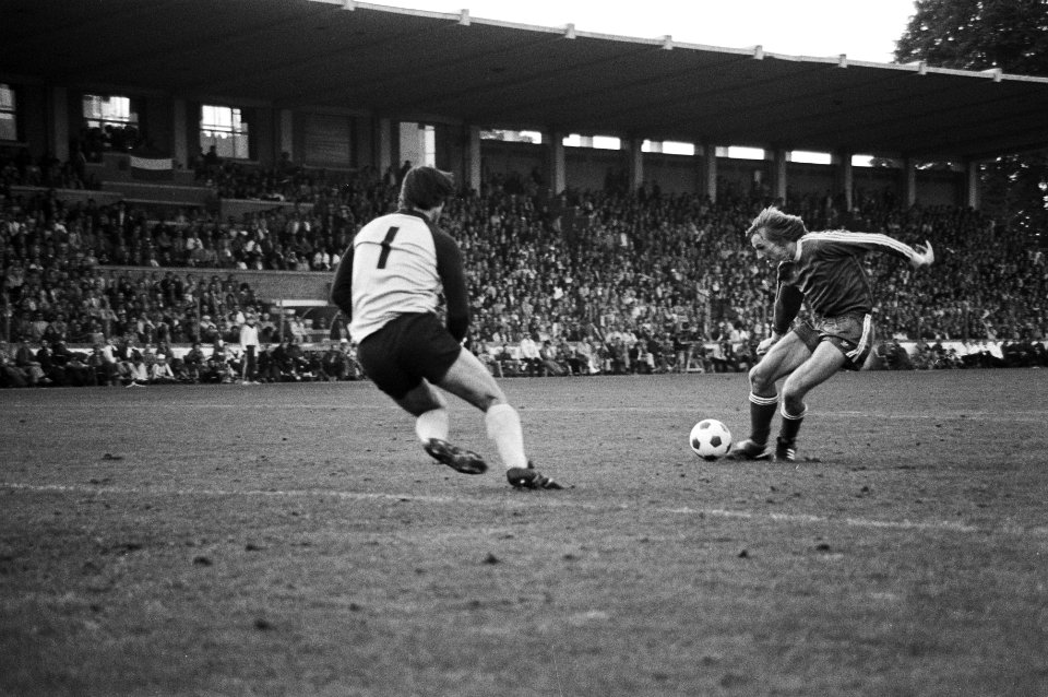 Adrie Koster (r) scoort voor PSV, Bestanddeelnr 930-4659