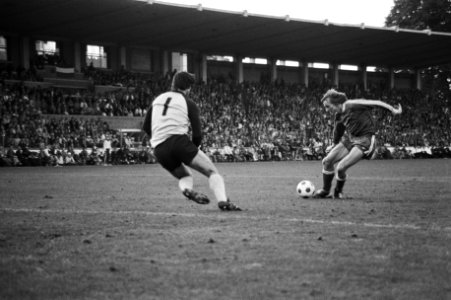 Adrie Koster (r) scoort voor PSV, Bestanddeelnr 930-4659