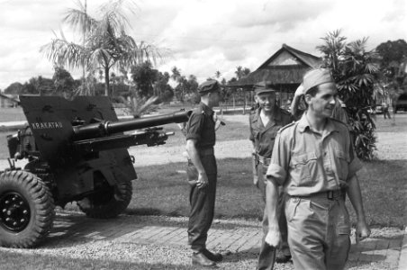 Afdeling Veld Artillerie KNILTwee artillerie-officiere KNIL Links een 25-ponder, Bestanddeelnr 5955