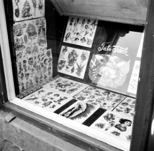 Afbeeldingen van tatoeages in de etalage van de winkel van tato Jack, Bestanddeelnr 252-9234