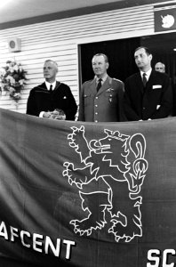 Afcent-school te Brunssum geopend. Achter Afcent-schoolvlag links mr. R. V. M. B, Bestanddeelnr 920-8367