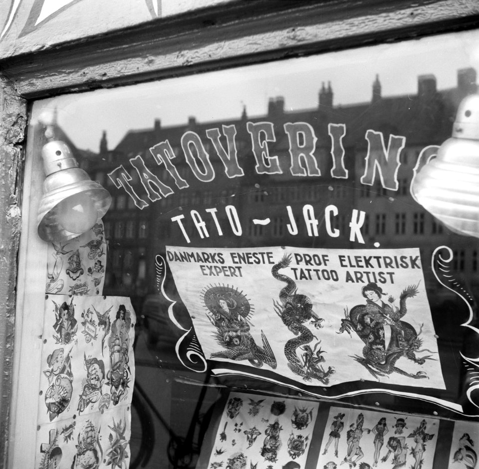 Afbeeldingen van tatoeages in de etalage van de winkel van tato Jack, Bestanddeelnr 252-9233