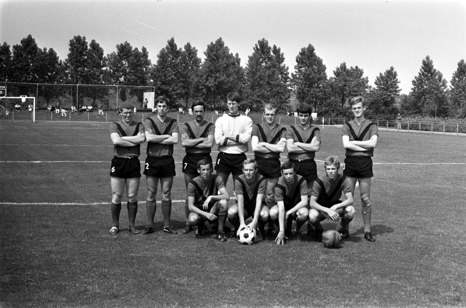 AFC tegen Drachten 2-0 nr. 2 , 3 elftal AFC, nr. 4 , 5 elftal Drachten, Bestanddeelnr 922-5280