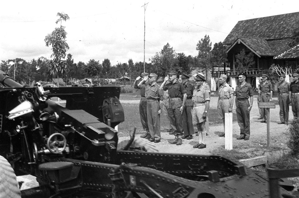 Afdeling Veld Artillerie KNIL Een groep officieren van diverse onderdelen tijd…, Bestanddeelnr 5949