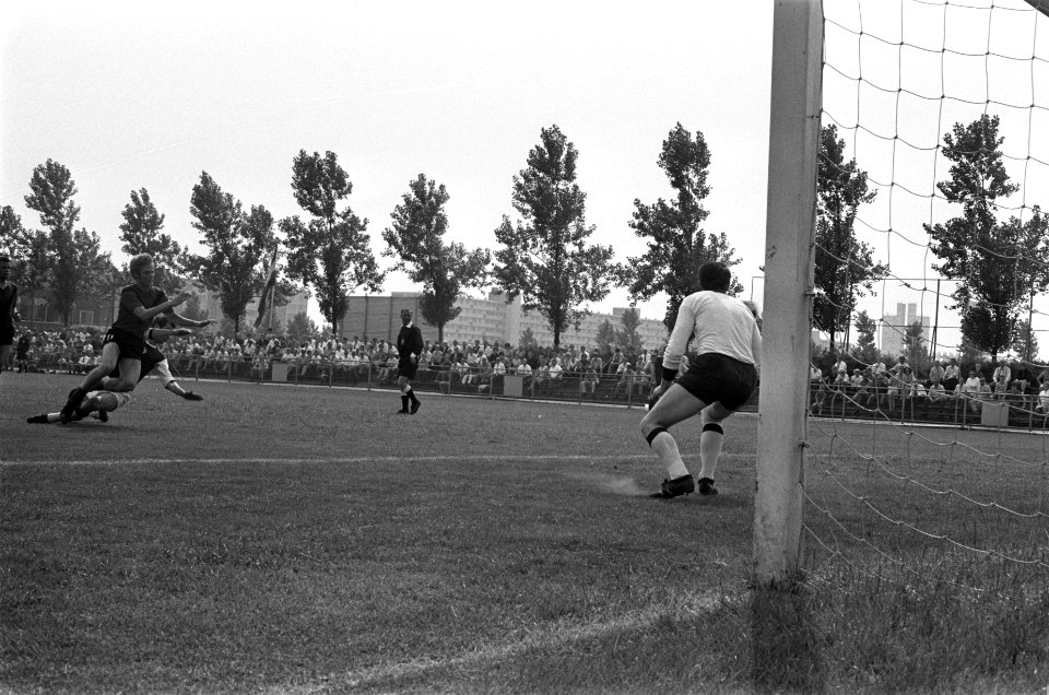 AFC tegen Drachten 2-0 nr. 2 , 3 elftal AFC, nr. 4 , 5 elftal Drachten, Bestanddeelnr 922-5282