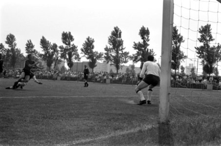 AFC tegen Drachten 2-0 nr. 2 , 3 elftal AFC, nr. 4 , 5 elftal Drachten, Bestanddeelnr 922-5282