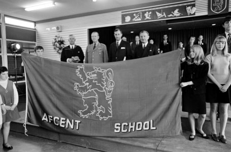 Afcent-school te Brunssum geopend. Mr. R. V. M. Benn (dir.), generaal van Kielma, Bestanddeelnr 920-8366