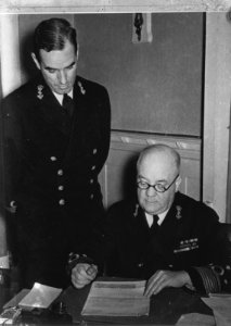 Admiraal Helfrich met een stafofficier, Bestanddeelnr 935-3497