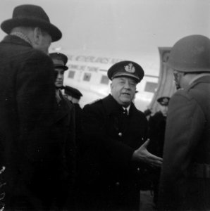Admiraal Helfrich bij aankomst op Schiphol, Bestanddeelnr 901-5408 photo