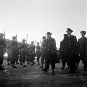 Admiraal Helfrich bij aankomst op Schiphol, Bestanddeelnr 901-5409
