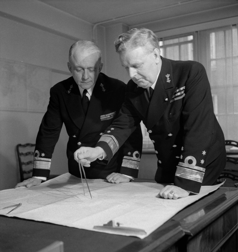 Admiraal Furstner (minister van Marine, rechts) met schout-bij-nacht J.W. Termi…, Bestanddeelnr 935-1087