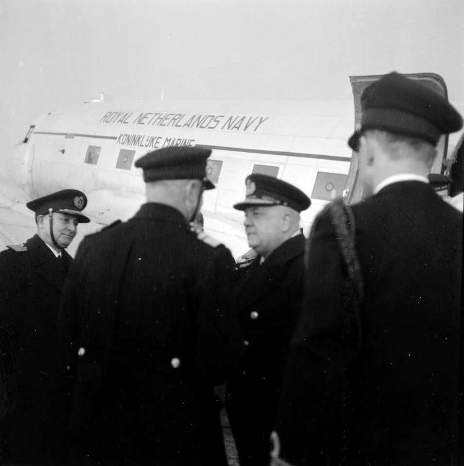 Admiraal Helfrich bij aankomst op Schiphol, Bestanddeelnr 901-5407