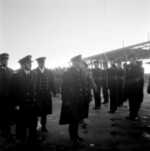Admiraal Helfrich bij aankomst op Schiphol, Bestanddeelnr 901-5411 photo