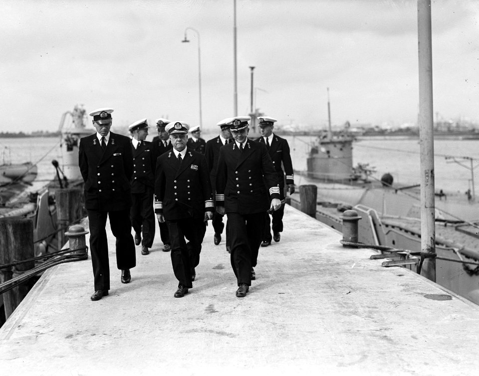 Admiraal Helfrich na de inspectie, Bestanddeelnr 903-0011