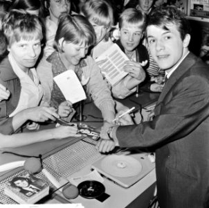 Adamo in Rotterdam, Belgische zanger, Adamo tussen zijn fans, Bestanddeelnr 916-4511