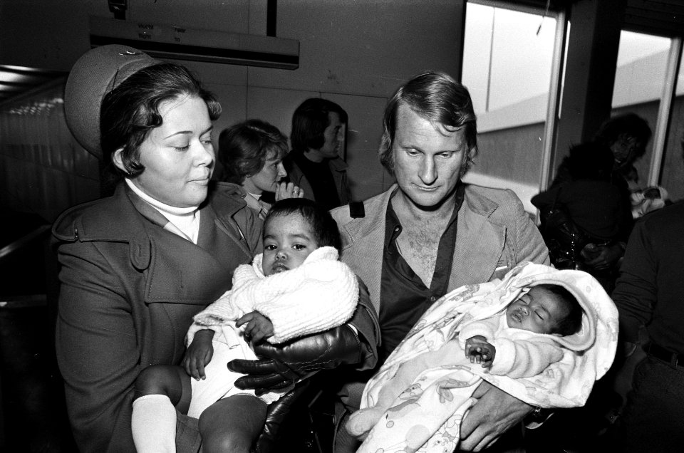 Adoptiekinderen uit Bangladesj op Schiphol enkele kinderen met nieuwe pleegoude, Bestanddeelnr 927-8619