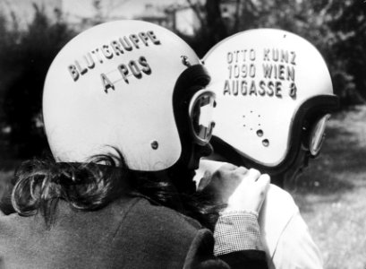 Adres en bloedgroep op motorhelm, Bestanddeelnr 926-4139 (cropped)
