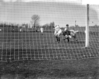 ADO tegen Feyenoord 0-2. Rechts ADO keeper Oostrum , in het midden r. b. Schoute, Bestanddeelnr 912-2704