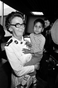Adoptiekinderen uit Bangladesj op Schiphol nr. 12a Eva den Hartog met kind, nr., Bestanddeelnr 927-8621