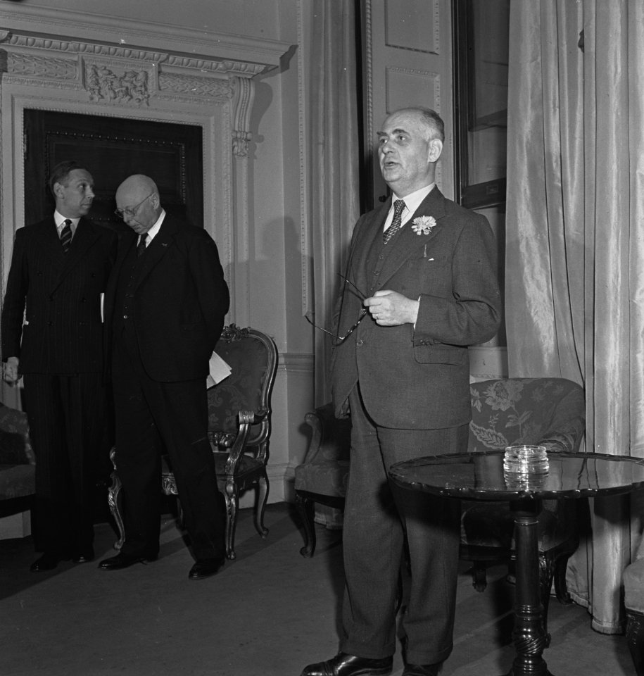 Adriaan Pelt van de Regeeringsvoorlichtingsdienst tijdens een redevoering, Bestanddeelnr 935-2379