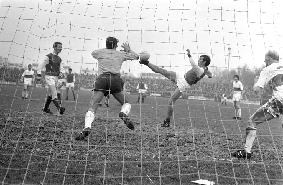 ADO tegen Twente 1-3 Dick van Dijk scoort, rechts doelman Thie, Bestanddeelnr 922-0385