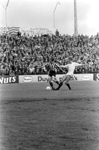 ADO tegen Sparta (2-2), Villerius (ADO, rechts) zet Ole Madsen de voet dwars, Bestanddeelnr 918-0957
