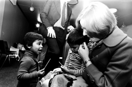 Adoptiekinderen uit Bangladesj op Schiphol kinderen met nieuwe pleegouders, Bestanddeelnr 927-8622