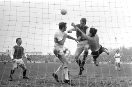 ADO tegen Twente 1-3 v.l.n.r. v.d. Oever , Houwaart en doelman Thie in aktie, Bestanddeelnr 922-0384