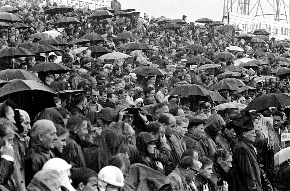 ADO tegen Sparta, publiek op tribune in de regen, Bestanddeelnr 918-0961
