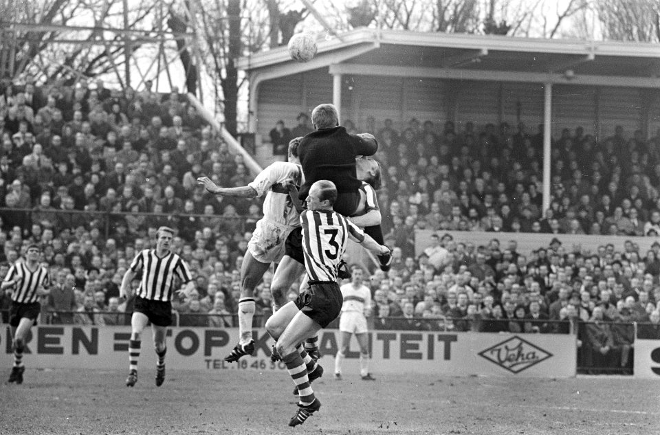 ADO tegen Sparta 2-1, keeper Doesburg, onderaan Ter Horst, rechts Langhorst, Bestanddeelnr 920-1381