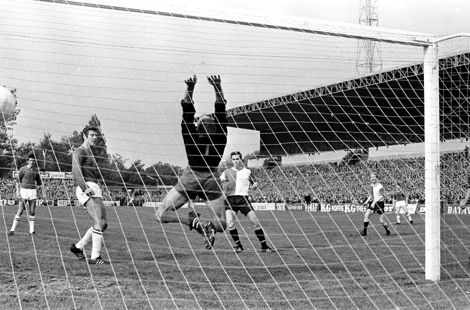 ADO tegen Feijenoord 3-6. Kindvall scoort, keeper Ardesch geslagen, links Mansve, Bestanddeelnr 920-7312