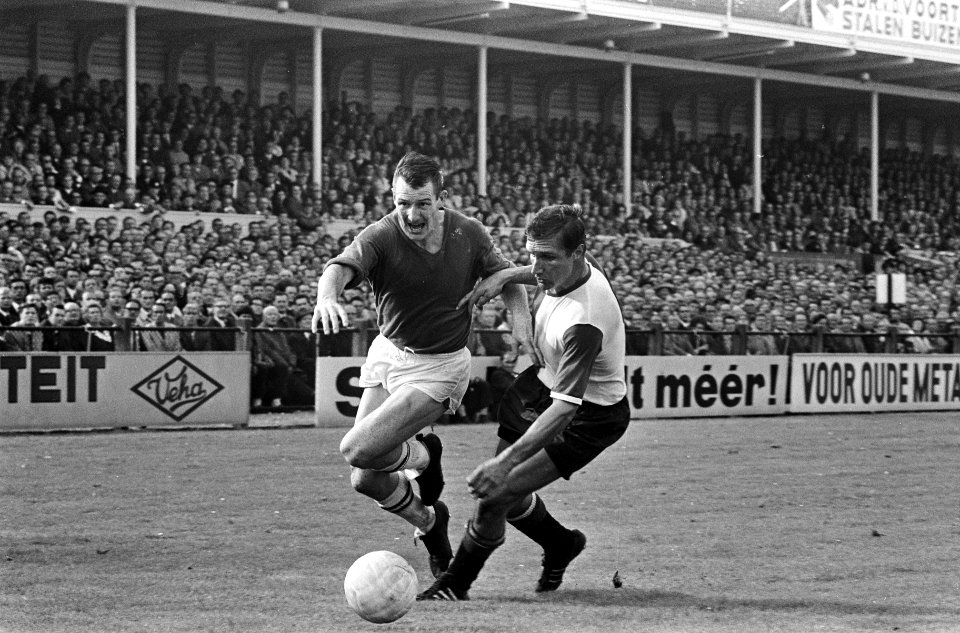 ADO tegen Feijenoord 3-6. Nummer 21 Veldoen (rechts) in aktie, links Harry Heijn, Bestanddeelnr 920-7315