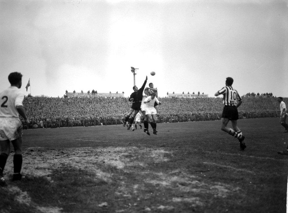 ADO tegen Sparta 1-0, Wilson in duel met ADO-keeper Oostrom daarachter T van Ed, Bestanddeelnr 914-4763