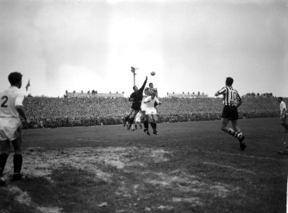 ADO tegen Sparta 1-0, Wilson in duel met ADO-keeper Oostrom daarachter T van Ed, Bestanddeelnr 914-4763