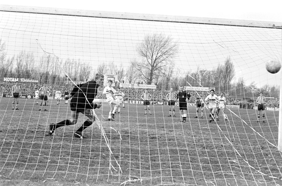 ADO tegen Sparta 2-1, penalty, Houwaart schiet bal langs keeper Doesburg, Bestanddeelnr 920-1380
