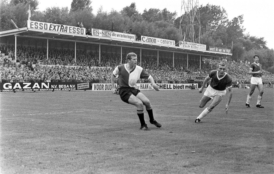 ADO tegen Feijenoord 0-2. Kindvall in duel met Jan van den Oever(ADO), Bestanddeelnr 922-8116