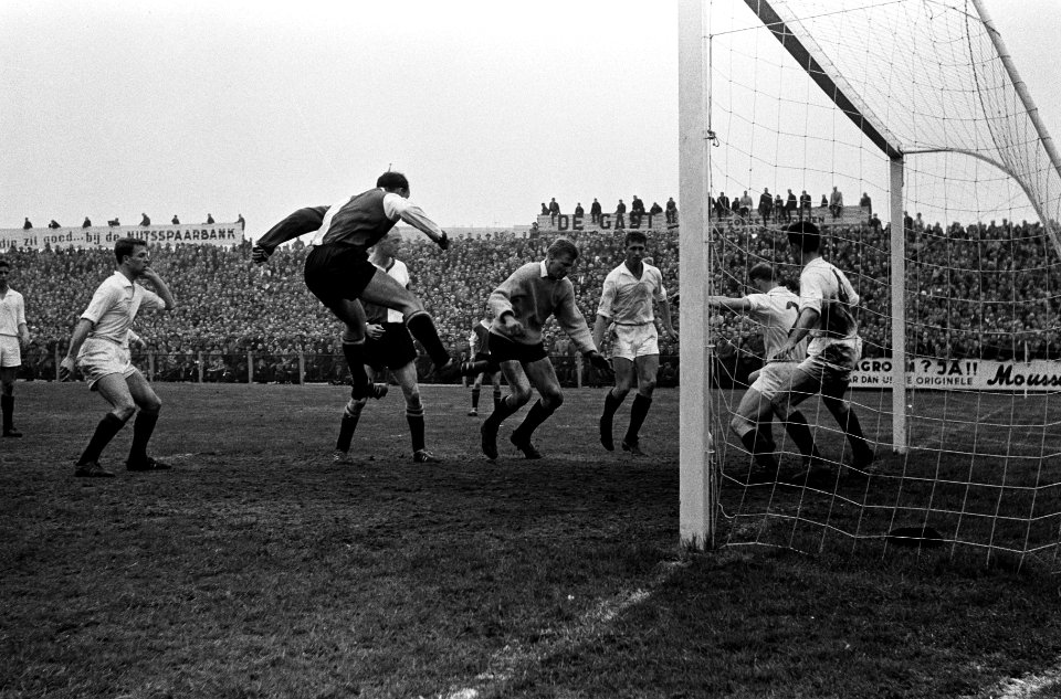 ADO tegen Feijenoord 1-1 Van links naar rechts Springend Bouwmeester, Kruiver, , Bestanddeelnr 915-0921