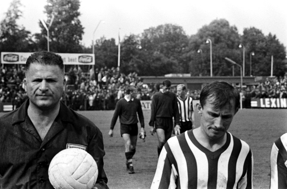 ADO tegen Sparta, Ole Madson (r) met Leo Horn (l) kop, Bestanddeelnr 918-0962