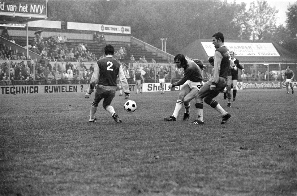 ADO tegen Go Ahead 3-0 Schoenmaker in duel met links Veensta en rechts Warnas, Bestanddeelnr 923-8967