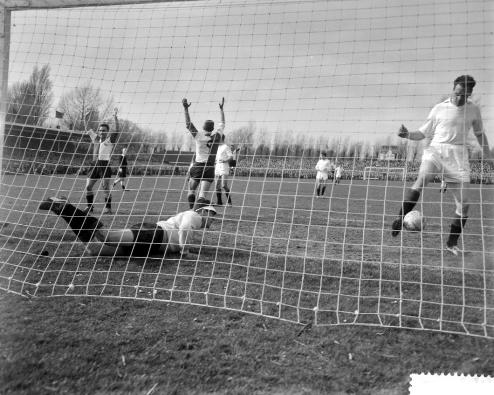 ADO tegen Feyenoord 0-2. Schouten scoort uit strafschop, Bestanddeelnr 912-2703