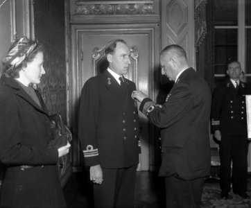 Admiraal Van Holthe reikt Verzetsster Oost-Azië uit aan luitenant-ter-zee E.H. v, Bestanddeelnr 903-9192