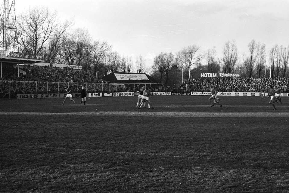 ADO tegen Volendam 2-1 Hans Jonk (links) rent weg, Bestanddeelnr 924-0333