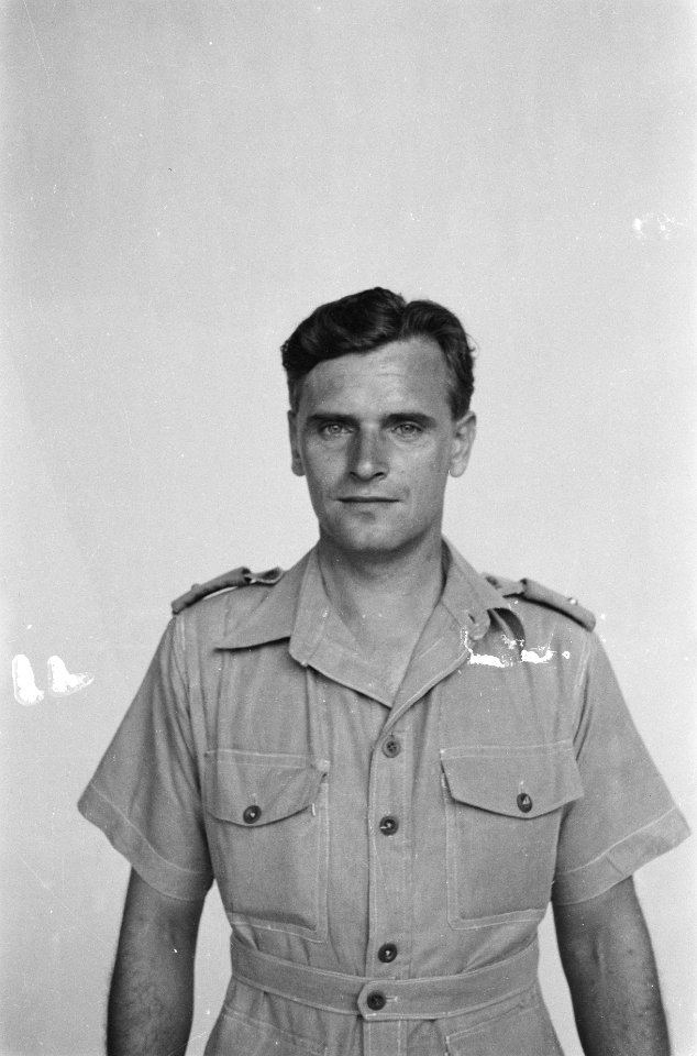 Adjudant Onderofficier. J. Mennes, technisch adviseur van de NIWA is de ontwerpe, Bestanddeelnr 380-4-5