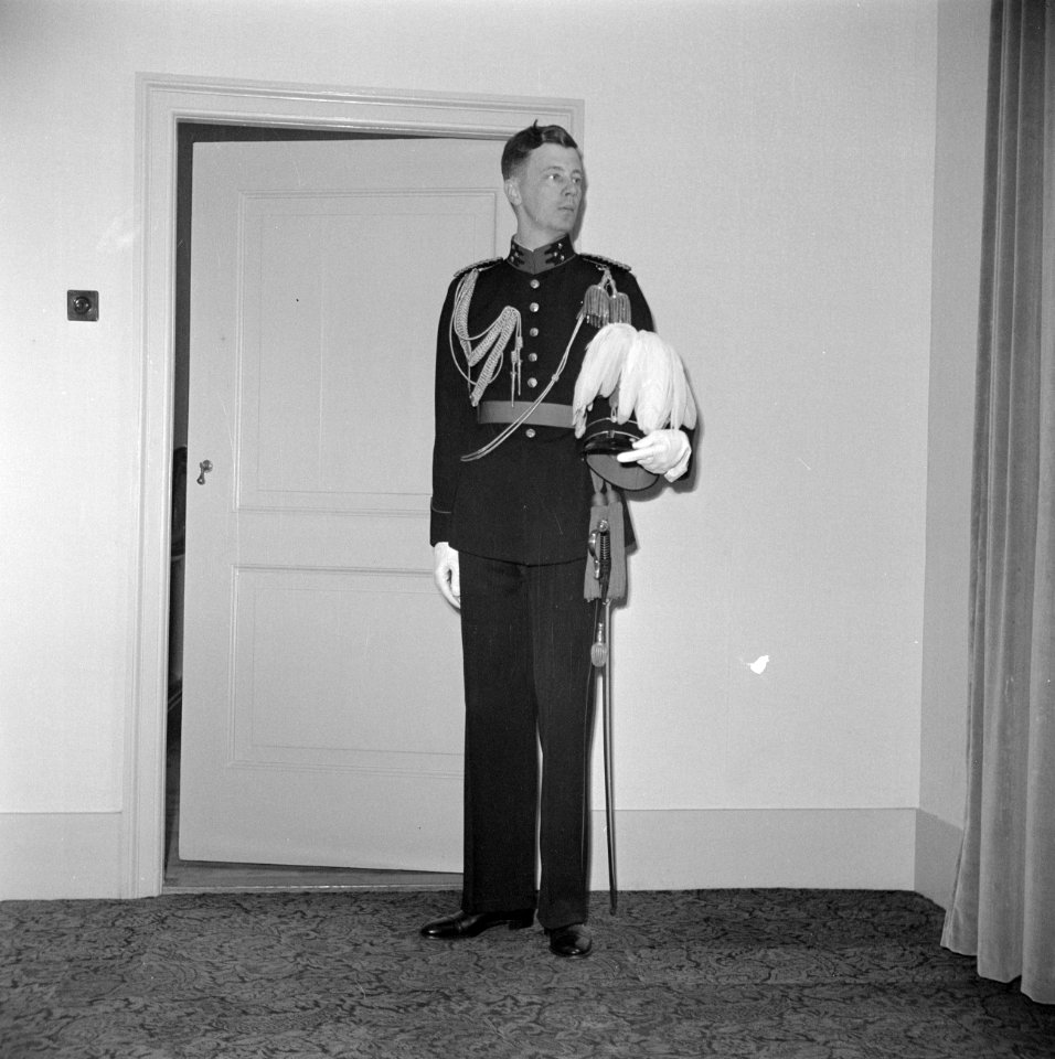 Adjudant van koningin Juliana in groottenue Reserve-kapitein J.C. Bührmann. De , Bestanddeelnr 255-7130