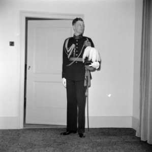 Adjudant van koningin Juliana in groottenue Reserve-kapitein J.C. Bührmann. De , Bestanddeelnr 255-7130