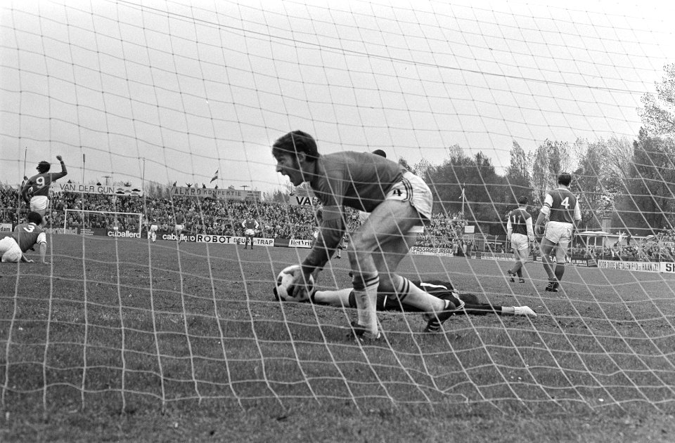 ADO tegen MVV 4-0 eerste doelpunt keeper Korver pakt bal, Bestanddeelnr 923-9565