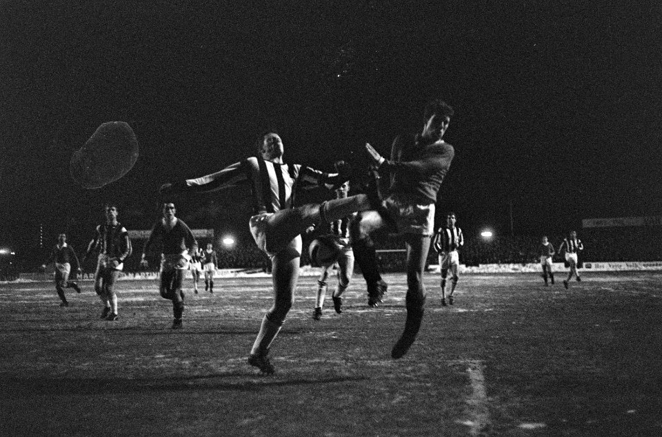 ADO tegen Heracles 2-2, Piet van Miert (rechts) ADO in duel met speler Heracles, Bestanddeelnr 918-7844