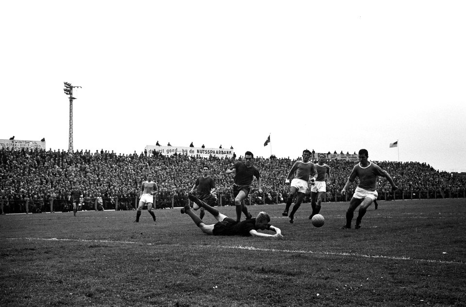 ADO tegen PSV 1-1 Aanval op ADO-doel Theunissen (PSV), van der Lee (ADO), Ville, Bestanddeelnr 915-5065