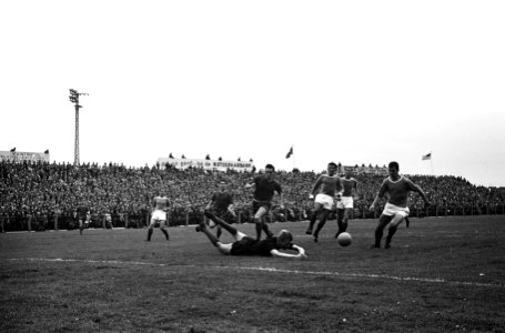 ADO tegen PSV 1-1 Aanval op ADO-doel Theunissen (PSV), van der Lee (ADO), Ville, Bestanddeelnr 915-5065